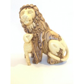 Olive Wood Lion and lamb statue